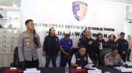 Kapolres Demak, AKBP Ari Cahya Nugraha (kiri) saat konferensi pers di Polda Jateng, Kamis (3/7/2025), terkait penangkapan pelaku pembunuhan seorang wanita yang jasadnya ditemukan di persawahan Desa Wonoketingal, Kecamatan Karanganyar, Kabupaten Demak.