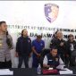 Kapolres Demak, AKBP Ari Cahya Nugraha (kiri) saat konferensi pers di Polda Jateng, Kamis (3/7/2025), terkait penangkapan pelaku pembunuhan seorang wanita yang jasadnya ditemukan di persawahan Desa Wonoketingal, Kecamatan Karanganyar, Kabupaten Demak.