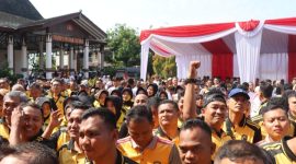 Jajaran Polres Demak beserta keluarga besar mengikuti jalan sehat dalam rangka memeriahkan Hari Bhayangkara ke-79, Jumat (4/7).