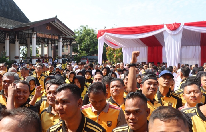 Jajaran Polres Demak beserta keluarga besar mengikuti jalan sehat dalam rangka memeriahkan Hari Bhayangkara ke-79, Jumat (4/7).