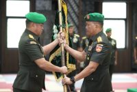 Komando Daerah Militer (Kodam) IV/Diponegoro resmi dipimpin Mayjen TNI Achiruddin (kanan) menggantikan Mayjen TNI Deddy Suryadi. Sebelumnya, Mayjen TNI Achiruddin