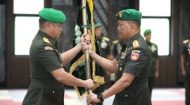 Komando Daerah Militer (Kodam) IV/Diponegoro resmi dipimpin Mayjen TNI Achiruddin (kanan) menggantikan Mayjen TNI Deddy Suryadi. Sebelumnya, Mayjen TNI Achiruddin