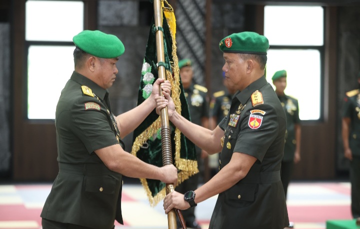 Komando Daerah Militer (Kodam) IV/Diponegoro resmi dipimpin Mayjen TNI Achiruddin (kanan) menggantikan Mayjen TNI Deddy Suryadi. Sebelumnya, Mayjen TNI Achiruddin