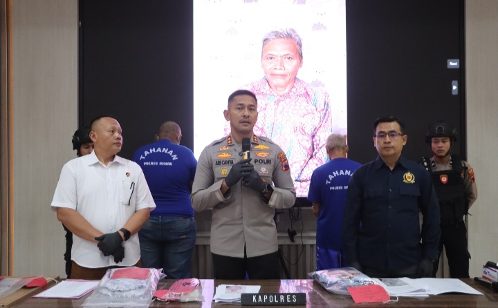 Kapolres Demak, AKBP Ari Cahya Nugraha (tengah) saat konferensi pers di Polres Demak, Selasa (8/7/2025).