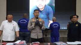Kapolres Demak, AKBP Ari Cahya Nugraha (tengah) saat konferensi pers di Mapolres Demak, Rabu (9/7/2025).