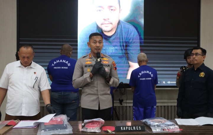 Kapolres Demak, AKBP Ari Cahya Nugraha (tengah) saat konferensi pers di Mapolres Demak, Rabu (9/7/2025).