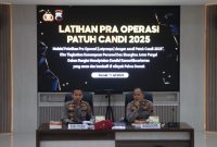 Wakapolres Demak, Kompol Hendrie Suryo Liquisasono (kiri) memimpin langsung Latihan Pra Operasi (Latpra Ops) Patuh Candi 2025 di Aula Wicaksana Laghawa Polres Demak, Jum'at (11/7/2025).
