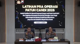Wakapolres Demak, Kompol Hendrie Suryo Liquisasono (kiri) memimpin langsung Latihan Pra Operasi (Latpra Ops) Patuh Candi 2025 di Aula Wicaksana Laghawa Polres Demak, Jum'at (11/7/2025).