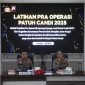 Wakapolres Demak, Kompol Hendrie Suryo Liquisasono (kiri) memimpin langsung Latihan Pra Operasi (Latpra Ops) Patuh Candi 2025 di Aula Wicaksana Laghawa Polres Demak, Jum'at (11/7/2025).