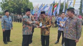 Bupati Rembang, H. Harno, memberikan selamat kepada para  pengurus Koperasi Merah Putih
usai upacara peringatan Hari Koperasi ke-78 di halaman Kantor Bupati Rembang, Sabtu (12/7/2025).

