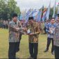 Bupati Rembang, H. Harno, memberikan selamat kepada para  pengurus Koperasi Merah Putih
usai upacara peringatan Hari Koperasi ke-78 di halaman Kantor Bupati Rembang, Sabtu (12/7/2025).
