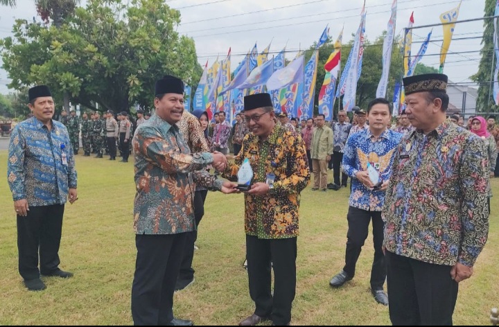 Bupati Rembang, H. Harno, memberikan selamat kepada para  pengurus Koperasi Merah Putih
usai upacara peringatan Hari Koperasi ke-78 di halaman Kantor Bupati Rembang, Sabtu (12/7/2025).

