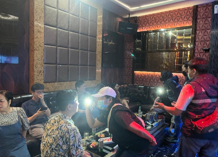 Petugas BNNP Jateng melakukan pemeriksaan fisik terhadap para pengunjung dan Pemandu Lagu  Tempat Hiburan Malam di kota Semarang, pada tanggal 11-12 dan 12-13 Juli 2025. 