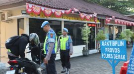 Sipropam Polres Demak melaksanakan Penegakan Ketertiban dan Pendisiplinan (Gaktibplin) terhadap anggota, Senin (14/7/2025). 
