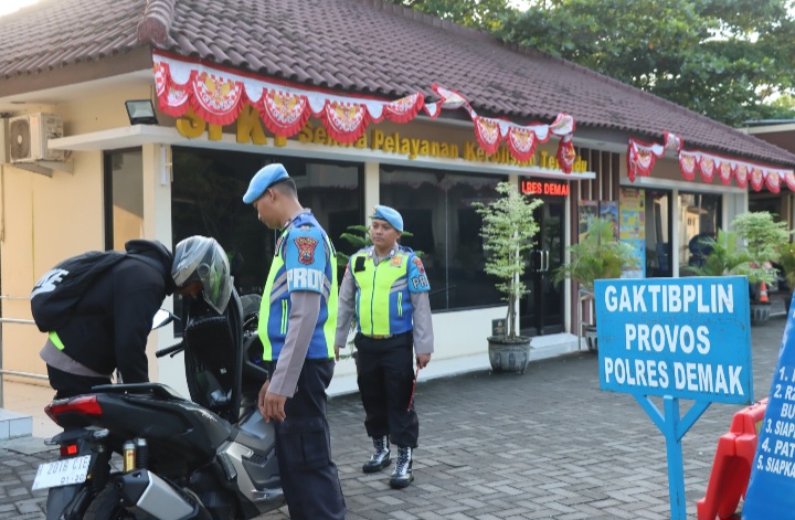 Sipropam Polres Demak melaksanakan Penegakan Ketertiban dan Pendisiplinan (Gaktibplin) terhadap anggota, Senin (14/7/2025). 

