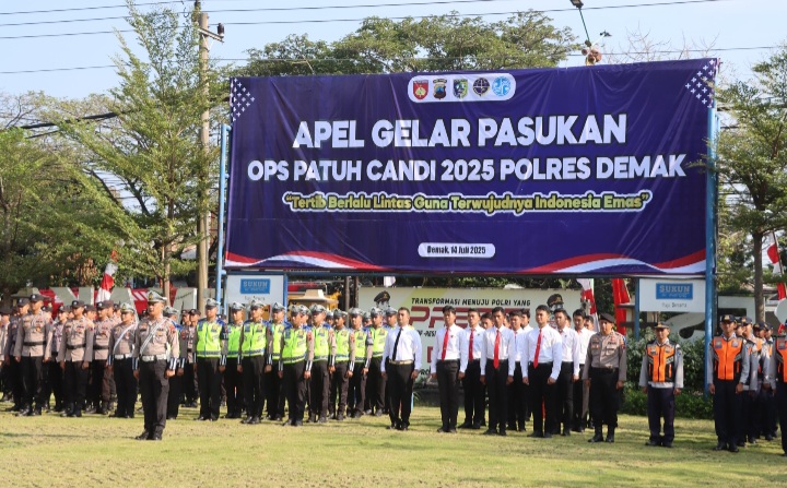 Polres Demak gelar upacara dimulainya Operasi Patuh Candi 2025
di Lapangan Wicaksana Laghawa Polres Demak, Senin (14/7/2025) pagi.