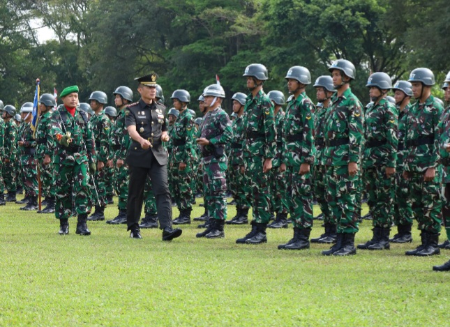 Komandan Rindam IV/Diponegoro Kolonel Inf Hindratno Devidanto,
membuka secara resmi Pendidikan Pertama Bintara (Dikmaba) Infanteri TNI AD Tahun Anggaran 2025, di Lapangan dr. Koesen Hirohoesodo, Rindam IV/Diponegoro, Magelang, Senin (14/7/2025).