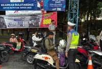 Polres Demak, Jawa Tengah sedang melaksanakab razia kendaraan bermotor roda dua dan roda empat dalam rangka Operasi Patuh Candi 2025.