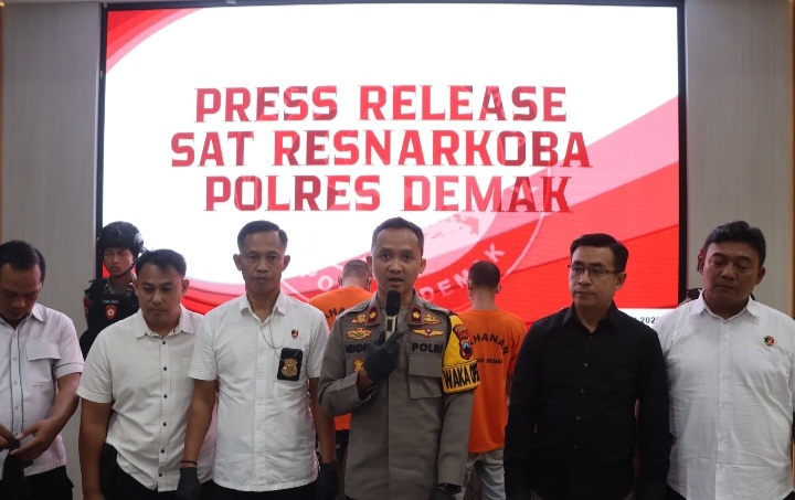 Wakapolres Demak, Kompol Hendrie Suryo Liquisasono bersama jajarannya saat konferensi pers di Aula Wicaksana Laghawa, Kamis (17/7/2025).