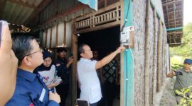 Menteri Energi dan Sumber Daya Mineral (ESDM) Republik Indonesia, Bahlil Lahadalia didampingi Direktur Jenderal Ketenagalistrikan dan jajaran Direksi PT PLN (Persero) meninjau lokasi penerima Bantuan Pasang Baru Listrik (BPBL) Gratis di Desa Cabean, Kecamatan Cepu, Kabupaten Blora.