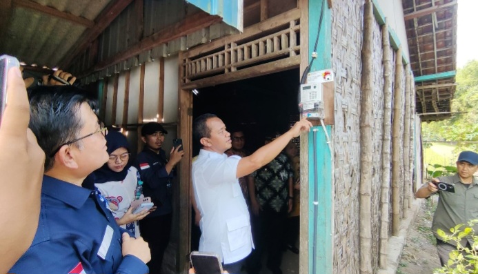 Menteri Energi dan Sumber Daya Mineral (ESDM) Republik Indonesia, Bahlil Lahadalia didampingi Direktur Jenderal Ketenagalistrikan dan jajaran Direksi PT PLN (Persero) meninjau lokasi penerima Bantuan Pasang Baru Listrik (BPBL) Gratis di Desa Cabean, Kecamatan Cepu, Kabupaten Blora.