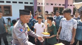 Kasat Lantas Polres Demak, AKP Thoriq Aziz, diacara bakti sosial sekaligus sosialisasi kepatuhan berlalu lintas di Pondok Pesantren Tazzaka, Desa Katonsari, Kecamatan Demak.