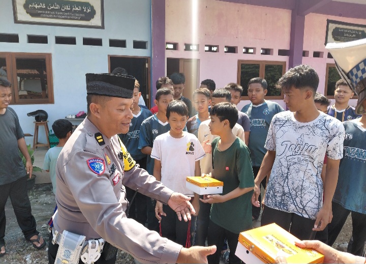 Kasat Lantas Polres Demak, AKP Thoriq Aziz, diacara bakti sosial sekaligus sosialisasi kepatuhan berlalu lintas di Pondok Pesantren Tazzaka, Desa Katonsari, Kecamatan Demak.