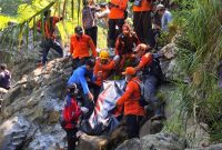 Tim SAR Gabungan sedang mengevakuasi jenasah Jimah (50 tahun) yang meninggal saat mencari kayu bakar di area hutan Desa Pandanarum Banjarnegara.
