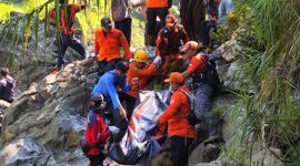 Tim SAR Gabungan sedang mengevakuasi jenasah Jimah (50 tahun) yang meninggal saat mencari kayu bakar di area hutan Desa Pandanarum Banjarnegara.
