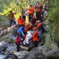 Tim SAR Gabungan sedang mengevakuasi jenasah Jimah (50 tahun) yang meninggal saat mencari kayu bakar di area hutan Desa Pandanarum Banjarnegara.
