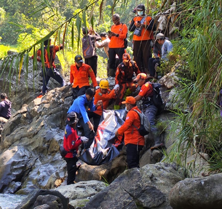 Tim SAR Gabungan sedang mengevakuasi jenasah Jimah (50 tahun) yang meninggal saat mencari kayu bakar di area hutan Desa Pandanarum Banjarnegara.
