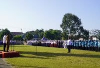 Kepala BNNP Jawa Tengah, Brigjen Pol Dr. H. Agus Rohmat dan Bupati Banyumas saat menjadi pembina upacara Apel dan Deklarasi Sekolah Bersih Narkoba (BERSINAR) menuju keluarga Indonesia sehat tanpa narkoba di SMA Negeri 2 Purwokerto, Senin (21/7/2025).

