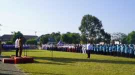 Kepala BNNP Jawa Tengah, Brigjen Pol Dr. H. Agus Rohmat dan Bupati Banyumas saat menjadi pembina upacara Apel dan Deklarasi Sekolah Bersih Narkoba (BERSINAR) menuju keluarga Indonesia sehat tanpa narkoba di SMA Negeri 2 Purwokerto, Senin (21/7/2025).
