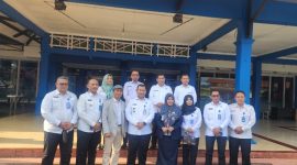 Kepala BNNP Jawa Tengah, Brigjen Pol Dr. H. Agus Rohmat, 
Kepala RRI Purwokerto, Siti Saraswulan dan Wakil Dekan Fakultas Hukum Universitas Muhammadiyah Purwokerto (UMP), Dr. Yusuf Saefudin, S.H., M.H., (tengah) foto bersama di depan Kantor RRI Purwokerto, Senin (21/7/2025).