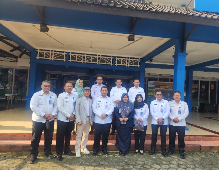 Kepala BNNP Jawa Tengah, Brigjen Pol Dr. H. Agus Rohmat, 
Kepala RRI Purwokerto, Siti Saraswulan dan Wakil Dekan Fakultas Hukum Universitas Muhammadiyah Purwokerto (UMP), Dr. Yusuf Saefudin, S.H., M.H., (tengah) foto bersama di depan Kantor RRI Purwokerto, Senin (21/7/2025).