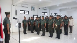 Komandan Kodim 0718/Pati, Letkol Arm Timotius Berlian Yogi Ananto memimpin acara Wisuda Purnatugas dan Pindah Satuan di Aula Makodim Jl. Jenderal Sudirman No. 79, Ngarus, Pati, Senin (21/7/2025).