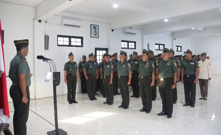 Komandan Kodim 0718/Pati, Letkol Arm Timotius Berlian Yogi Ananto memimpin acara Wisuda Purnatugas dan Pindah Satuan di Aula Makodim Jl. Jenderal Sudirman No. 79, Ngarus, Pati, Senin (21/7/2025).