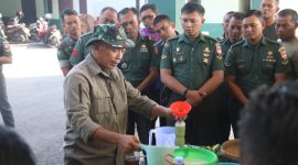Dandim 0718/Pati, Letkol Arm Timotius Yogi, Perwira Staf bersama para perwakilan Babinsa dari jajaran Koramil mengikuti Sosialisasi Mikroba PA 63 WD 05/Pati dan Praktek Bahan Campuran Mikroba, bersama Prof. Iman Untung, pakar mikroba pertanian asal Lampung di Aula Makodim 0718/Pati, Kamis (24/7/2025).