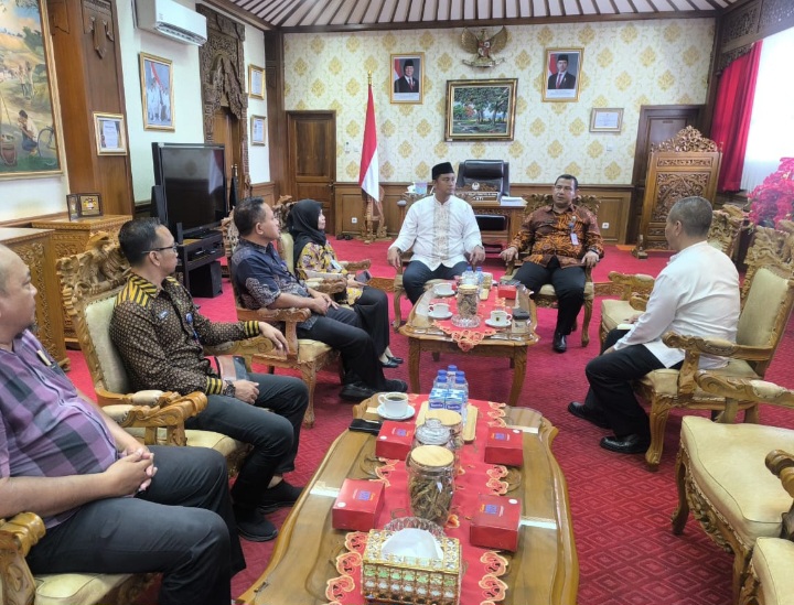 Kepala Badan Narkotika Nasional Provinsi (BNNP) Jawa Tengah, Brigjen Pol. Dr. H. Agus Rohmat, melakukan audiensi strategis bersama Bupati Klaten, Hamenang Wajar Ismoyo, didampingi oleh Kepala Badan Kesbangpol Klaten dan para Pejabat Utama (PJU) BNNP Jateng, Kamis (24/7/2025).
