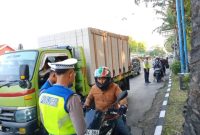Petugas Polres Demak Sedang menghentikan pelamggar lalulintas dalqm Operasi Patuh Candi 2025.