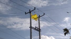 Layang-layang menyangut di jaringan tegangan tinggi PLN.