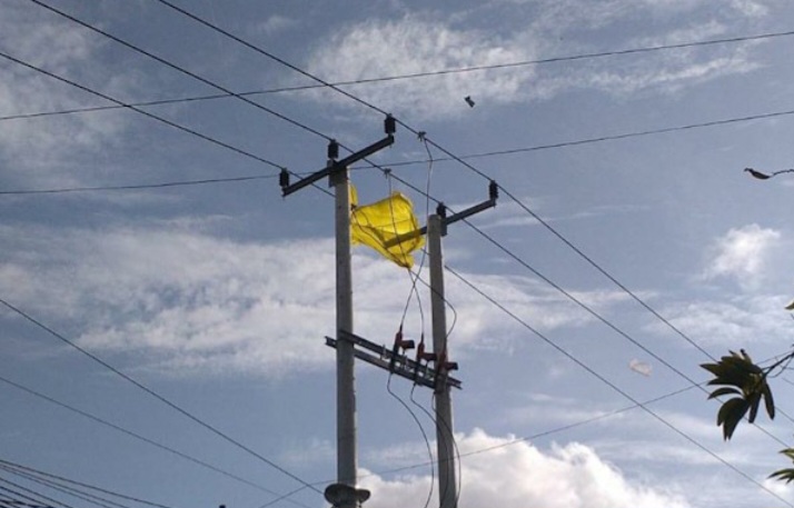 Layang-layang menyangut di jaringan tegangan tinggi PLN.
