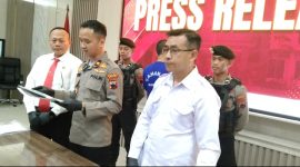 Wakapolres Demak, Kompol Hendrie dalam (tengah) saat rilis ungkap kasus di Mapolres Demak, Senin (4/8/2025).