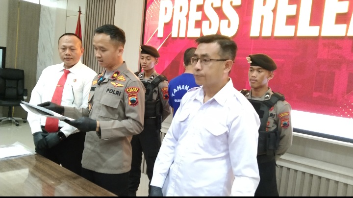 Wakapolres Demak, Kompol Hendrie dalam (tengah) saat rilis ungkap kasus di Mapolres Demak, Senin (4/8/2025).
