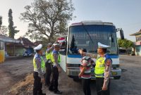 Anggota Satuan Lalu Lintas (Satlantas) Polres Demak sedang memasang bendera di salah satu bus angkutan umum di Terminal Bintoro Demak dan pangkalan ojek, Selasa (5/8/25).