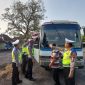 Anggota Satuan Lalu Lintas (Satlantas) Polres Demak sedang memasang bendera di salah satu bus angkutan umum di Terminal Bintoro Demak dan pangkalan ojek, Selasa (5/8/25).