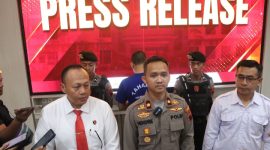 Wakapolres Demak, Kompol Hendrie Suryo Liquisasono (tengah) saat konferensi pers di Mapolres Demak, Rabu (6/8/2025).