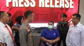 Wakapolres Demak, Kompol Hendrie Suryo Liquisasono saat mewawancarai seorang perempuan berinisial RO alias Della (37), yang diduga sebagai mucikari kasus dugaan tindak pidana perdagangan orang dan eksploitasi seksual terhadap anak di bawah umur.