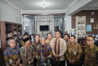 Kepala BNN RI, Komjen Pol. Marthinus Hukom (tengah), saat mengunjungi Balai Desa Ponggok, Kecamatan Polanharjo, Kabupaten Klaten, Jawa Tengah, Kamis (7/8/2025). 
