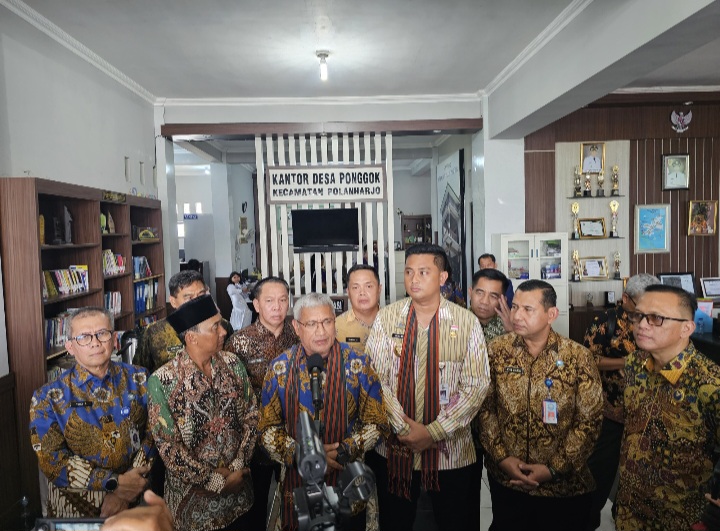 Kepala BNN RI, Komjen Pol. Marthinus Hukom (tengah), saat mengunjungi Balai Desa Ponggok, Kecamatan Polanharjo, Kabupaten Klaten, Jawa Tengah, Kamis (7/8/2025). 